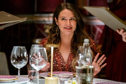 Katie Lowes as Rachel in Inventing Anna.