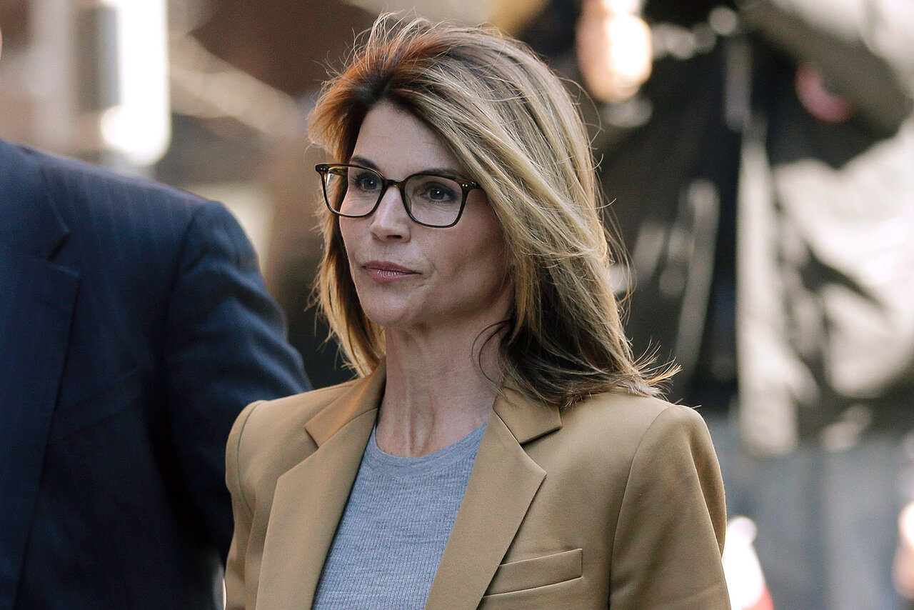 Lori Loughlin, Mossimo Giannulli Face New Charge In College Admissions Scam  | Crime News