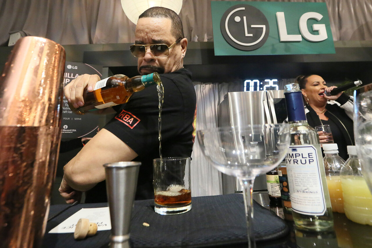 https://www.oxygen.com/sites/oxygen/files/styles/scale_1280/public/2019-09/ice-t-vanilla-ice-2.jpg?itok=Il8mN5Xf