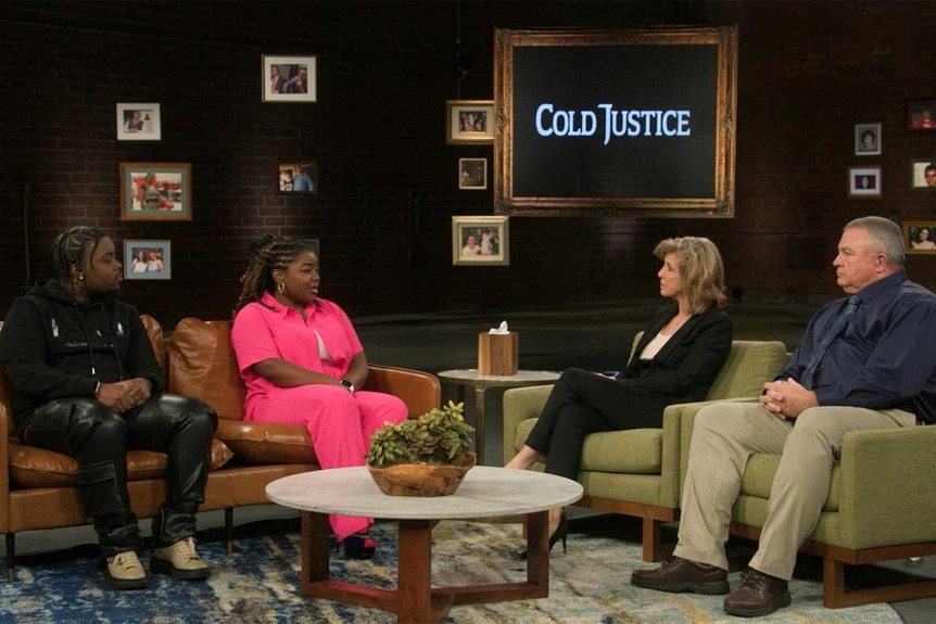 Kelly Siegler sits with Stacey Devines Family on Cold Justice Episode 712