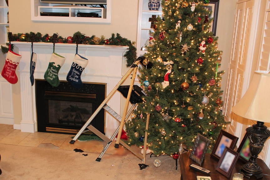 The Christmas Tree in the crime scene featured on Accident Suicide or Murder Season 5 Episode 17